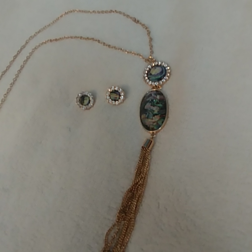 Avon necklace and earrings set